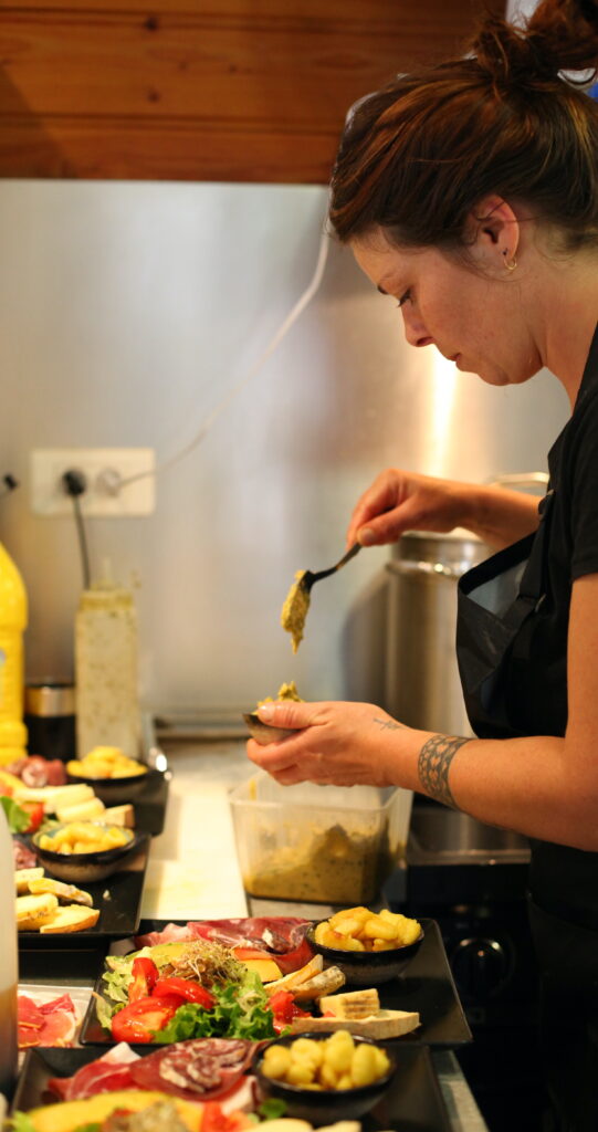 Le chef en cuisine au gîte d'étape de Bousieyas