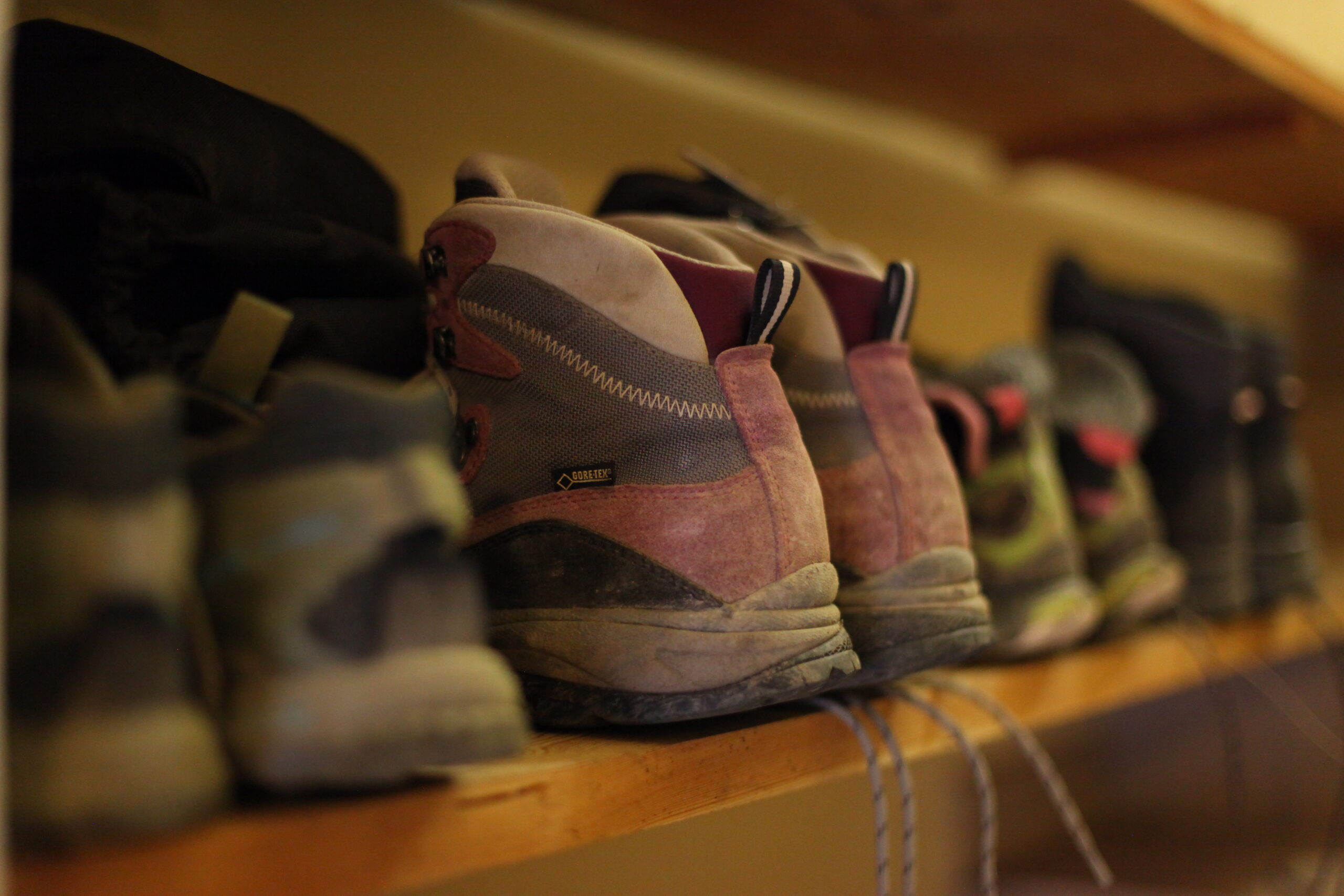 Chaussures de randonneurs rangés au gîte d'étape de Bousieyas